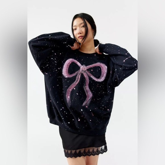 Urban Renewal Tops - NWT Urban Renewal Remade Bow Painted Sweatshirt in Black, size L PTP 25”
